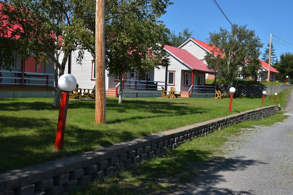 Motel Et Chalets Bo-Fleuve Evangeline Saint-Siméon Zewnętrze zdjęcie