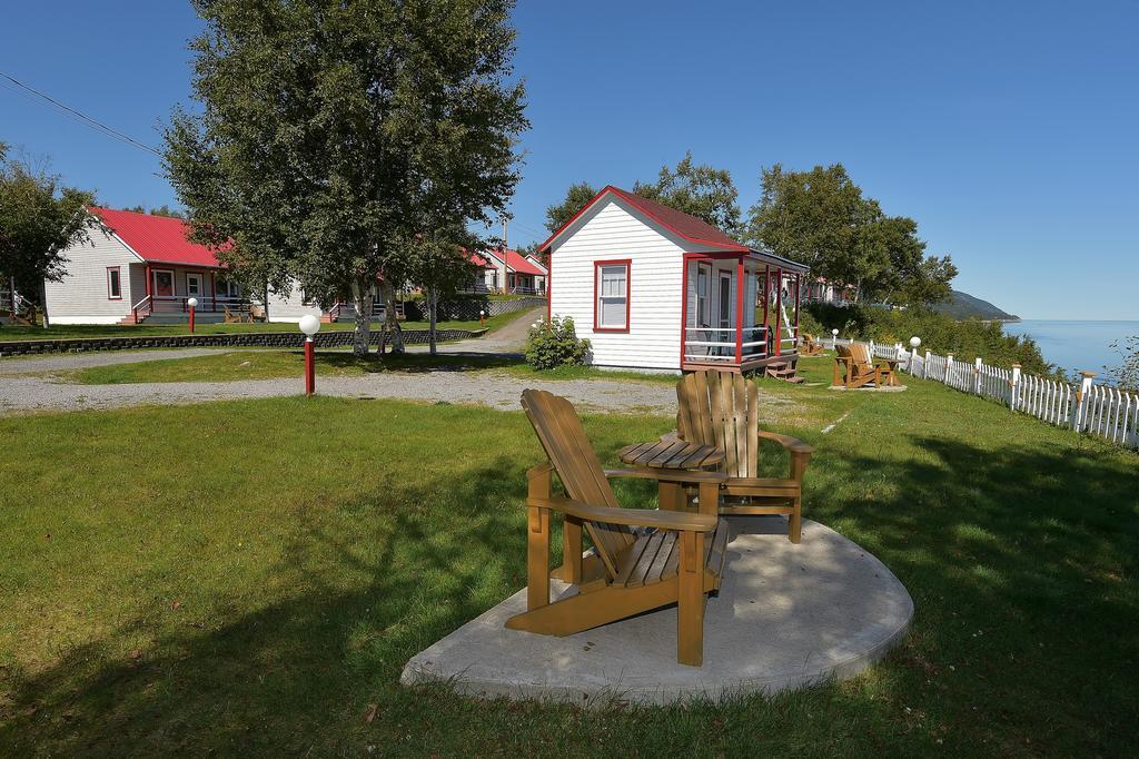 Motel Et Chalets Bo-Fleuve Evangeline Saint-Siméon Zewnętrze zdjęcie