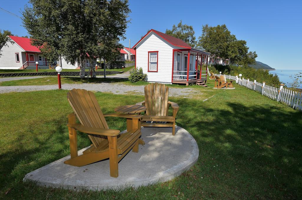 Motel Et Chalets Bo-Fleuve Evangeline Saint-Siméon Zewnętrze zdjęcie