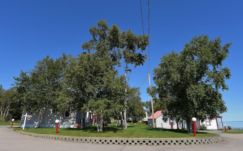 Motel Et Chalets Bo-Fleuve Evangeline Saint-Siméon Zewnętrze zdjęcie