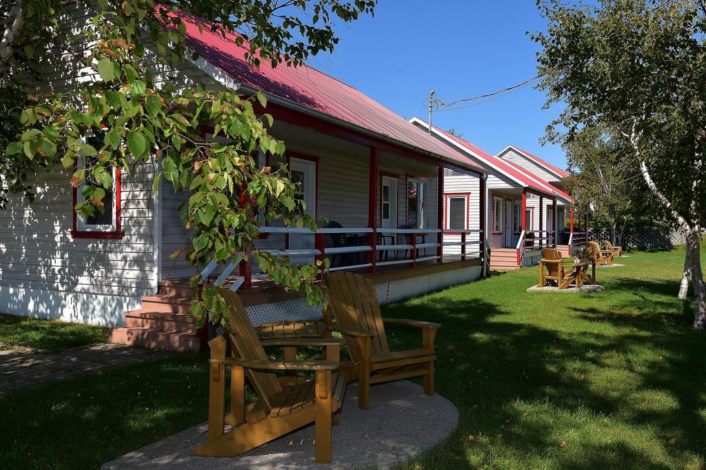 Motel Et Chalets Bo-Fleuve Evangeline Saint-Siméon Zewnętrze zdjęcie
