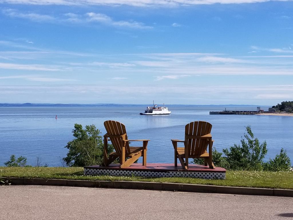 Motel Et Chalets Bo-Fleuve Evangeline Saint-Siméon Zewnętrze zdjęcie